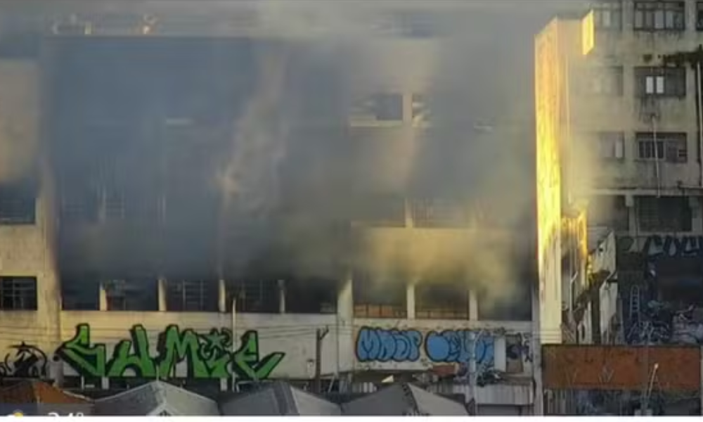 Incêndio atinge prédio na Vila Prudente — Foto: Reprodução/TV Globo