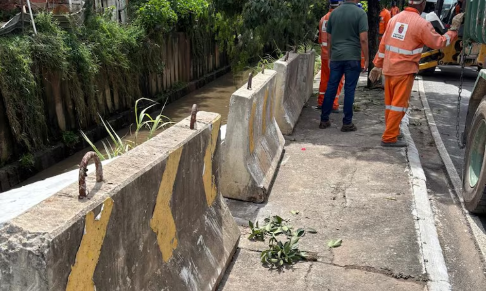 Blocos de concreto foram instalados na Avenida Carlos Caldeira Filho. Foto: Divulgação/Prefeitura de São Paulo