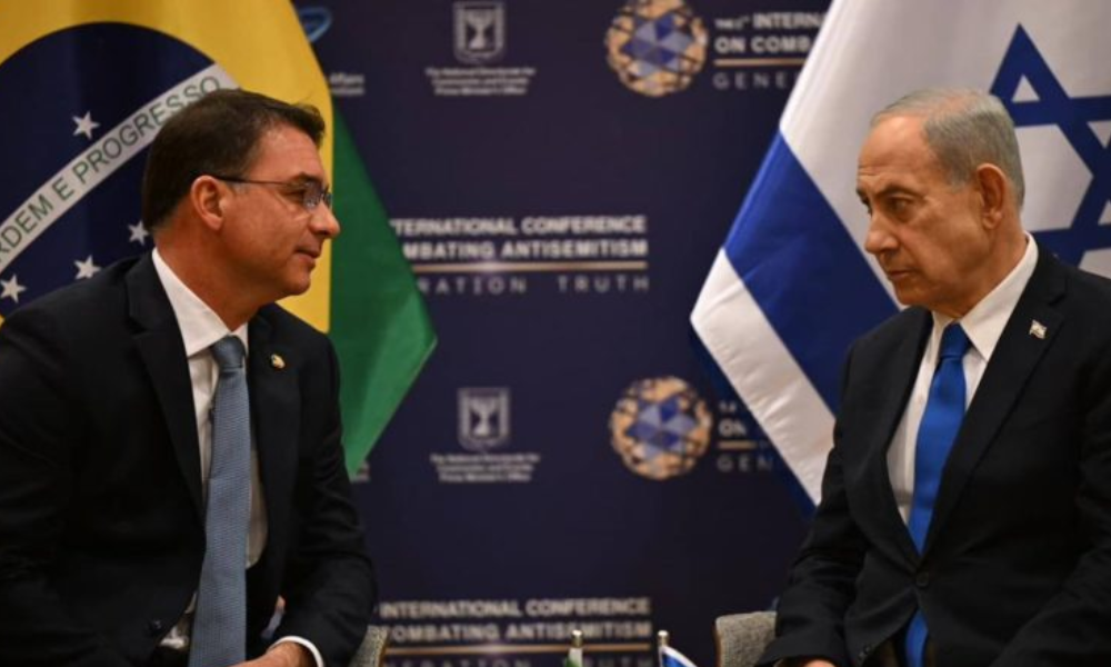 O senador Flávio Bolsonaro durante reunião com o primeiro-ministro de Israel, Benjamin Netanyahu