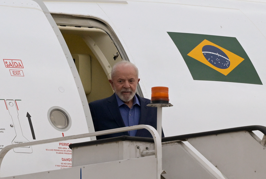 O presidente brasileiro Luiz Inácio Lula da Silva chega para a posse da presidente eleita do México, Claudia Sheinbaum, no Aeroporto Internacional Felipe Angeles em Zumpango,