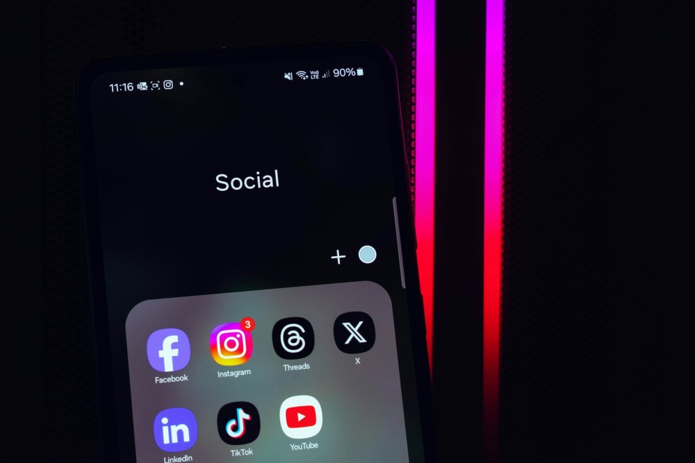 Deputados franceses aprovam proibição das redes sociais para menores de 15 anos