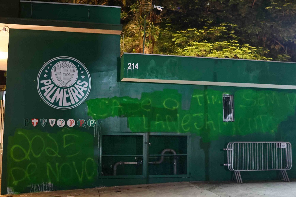 Muros do Palmeiras amanhecem pichados após vexame no Paulistão: ‘SPAlmeiras’