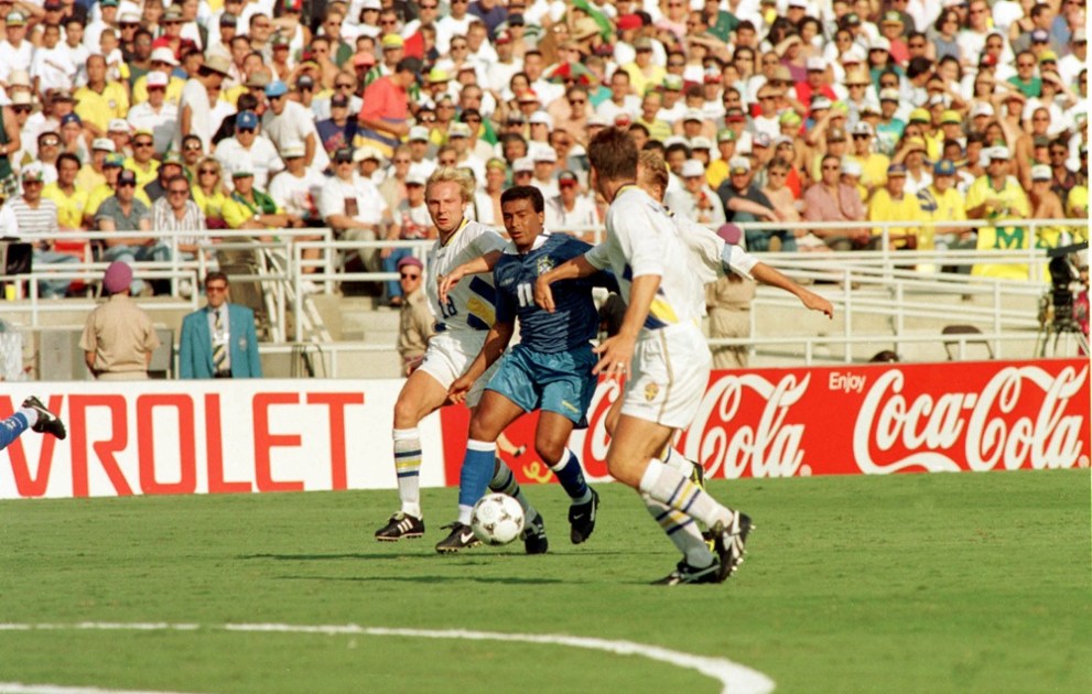 O atacante da Seleção Brasileira, Romário, disputa bola com jogadores da seleção da Suécia em partida válida pela semifinal do mundial.