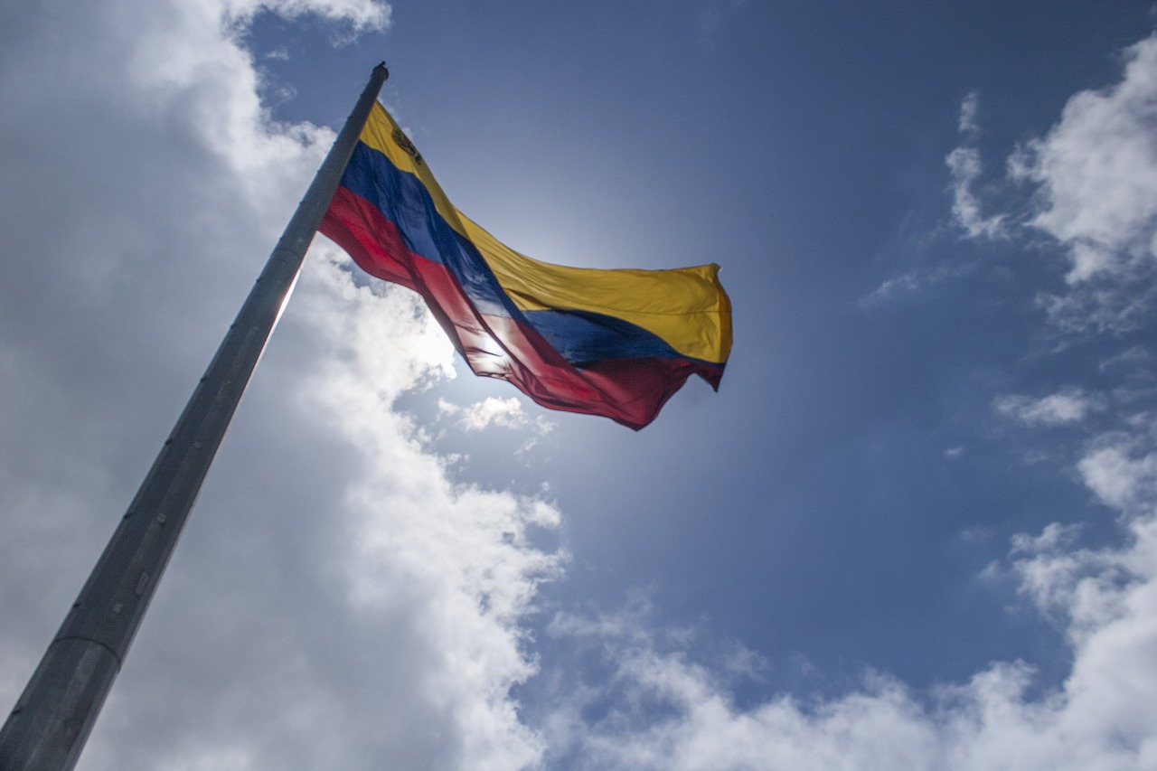 Embaixador dos EUA chega a Caracas neste sábado para reabrir missão diplomática