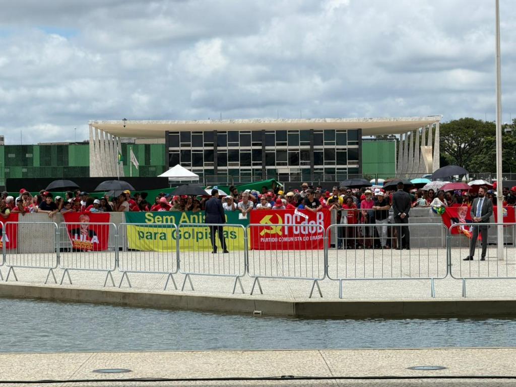 Ato pró-democracia no Planalto mistura tom institucional e clima de campanha
