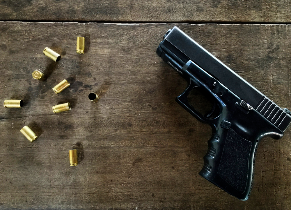Criança de dois anos mata a mãe acidentalmente enquanto brincava com a arma do pai