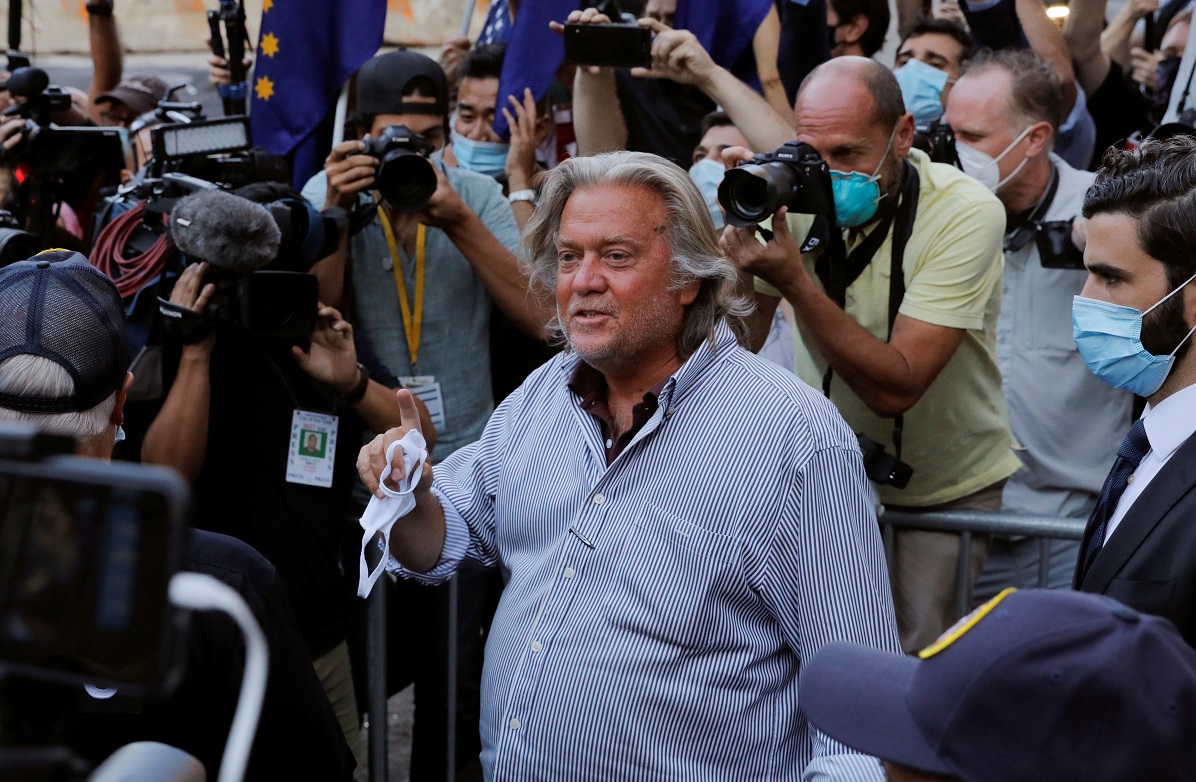 Mensagens indicam plano de Bannon e Epstein para derrubar Papa Francisco