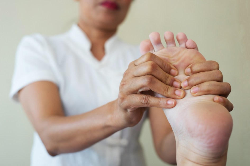 Enfermeira massageia pés