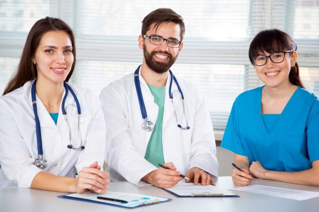 ‘Estamos formando médicos sem preparo para cuidar de vidas’, diz especialista