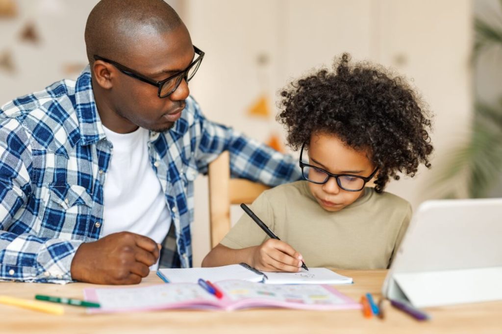 Como montar um cantinho de estudos barato e organizado no quarto pequeno para a volta às aulas