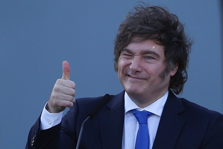 O presidente da Argentina, Javier Milei, cumprimenta participantes durante evento do governo realizado no Complexo Penitenciário Federal