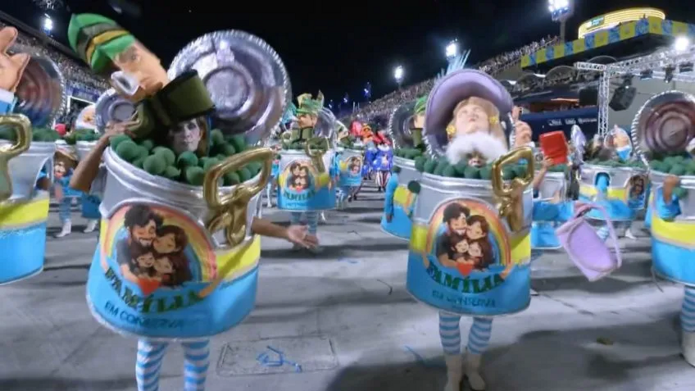 Desfile em homenagem a Lula retrata família tradicional em latas de conserva
