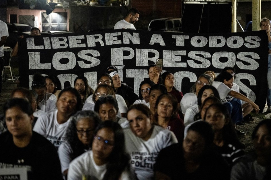 Pessoas com camisetas brancas e faixa pedem libertação de presos políticos na Venezuela