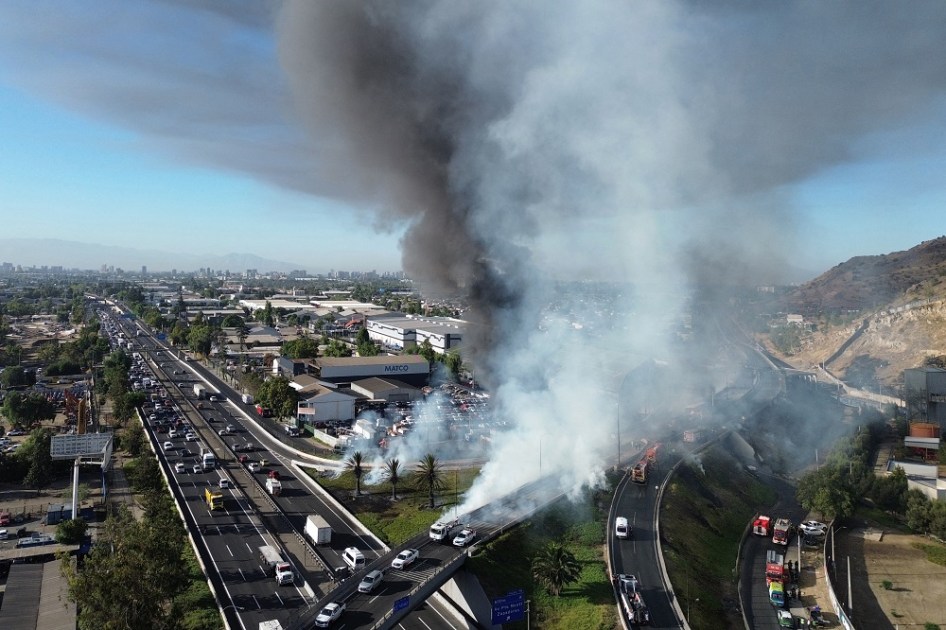 foto aérea de explosão de caminhão no Chile