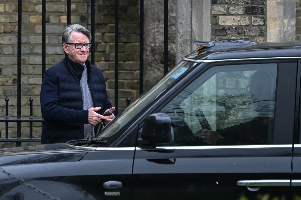 Ex-embaixador britânico é preso por suposto envolvimento em caso Epstein