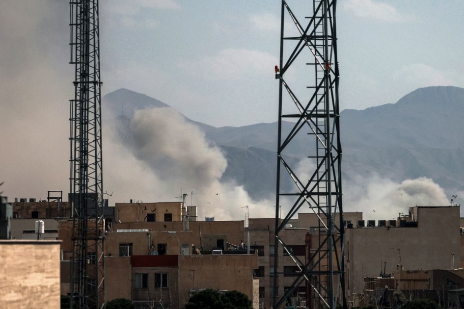 Uma coluna de fumaça se eleva após o relato de uma explosão em Teerã em 28 de fevereiro de 2026. O Irã disse em 28 de fevereiro que irá "responder decisivamente" depois que Israel e os Estados Unidos lançaram ataques contra o país, apesar das conversas em andamento sobre o programa nuclear de Teerã