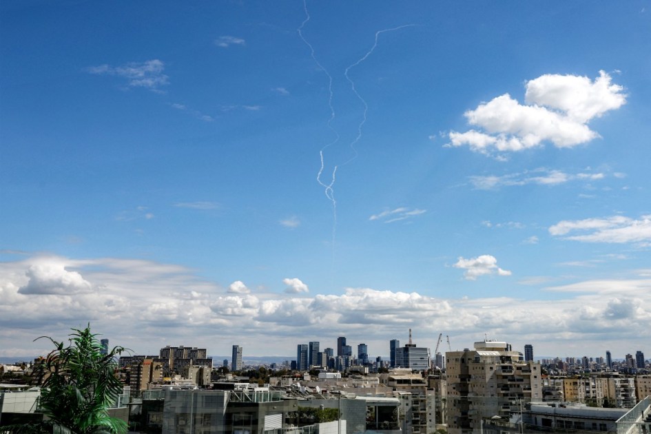 Rastros de foguetes do sistema de defesa antimísseis Iron Dome (Domo de Ferro) de Israel são vistos sobre Tel Aviv