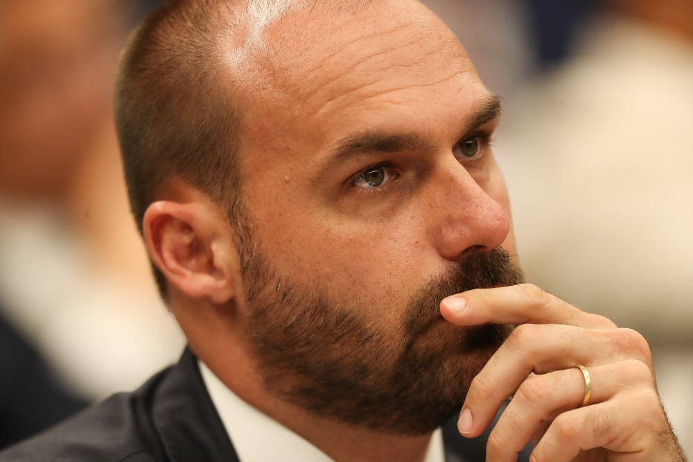 Eduardo Bolsonaro diz que ‘Trump ainda não jogou bomba nuclear no Brasil’