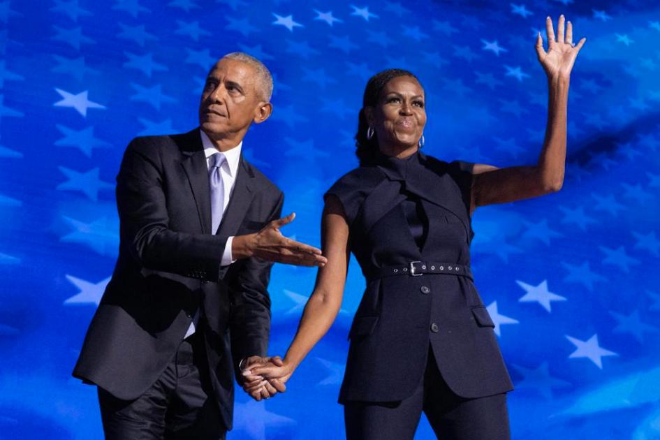 Chicago (Estados Unidos), 20/08/2024.- O ex-presidente dos EUA Barack Obama (E) cumprimenta a ex-primeira-dama dos EUA Michelle Obama (R) no palco antes de fazer comentários durante a segunda noite da Convenção Nacional Democrata (DNC) no United Center em Chicago, Illinois, EUA, 20 de agosto de 2024. A Convenção Nacional Democrata de 2024 será realizada de 19 a 22 de agosto de 2024, durante a qual os delegados do Partido Democrata dos Estados Unidos votarão na plataforma do partido e votarão cerimonialmente na indicada para presidente, vice-presidente Kamala Harris, e para vice-presidente, governador Tim Walz de Minnesota, para as próximas eleições presidenciais. (Estados Unidos)