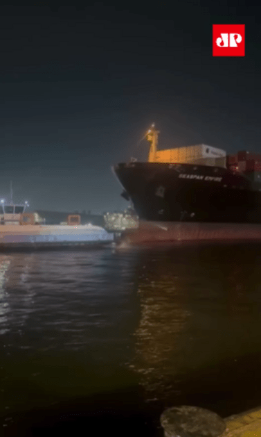 Navio colide com balsas no Porto de Santos