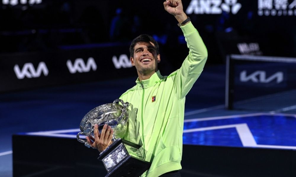 Alcaraz vira sobre Djokovic e conquista inédito título do Australian Open