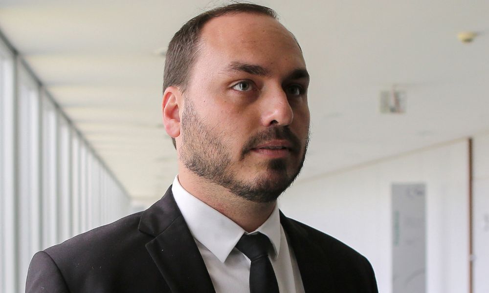 Carlos Bolsonaro mira Tarcísio, ironiza discurso sobre ‘CEO’ e o compara a João Doria