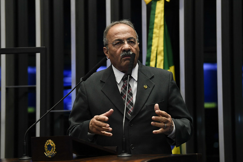 Dino arquiva investigação sobre senador flagrado com R$ 33 mil na cueca