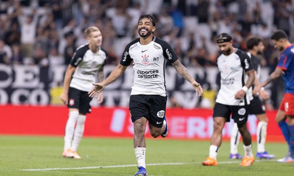 Corinthians bate Bragantino e vence a primeira no Brasileirão