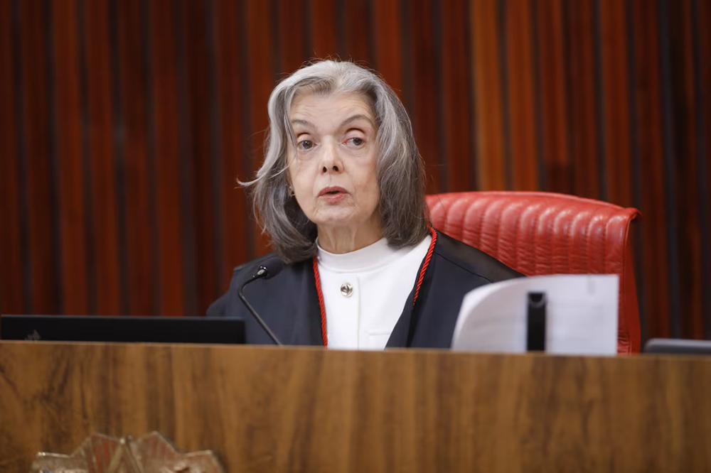 Cármen Lúcia cobra TSE sobre transporte gratuito no 2º turno das eleições