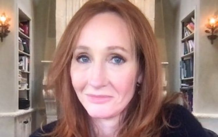 J.K Rowling com um leve sorriso