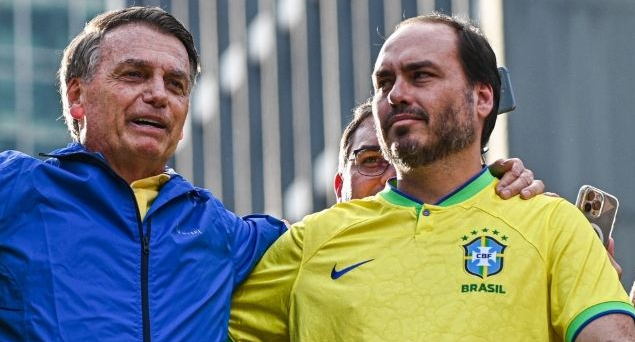 ‘Que meu pai não tenha complicações’, diz Carlos sobre tratamento dado a Bolsonaro