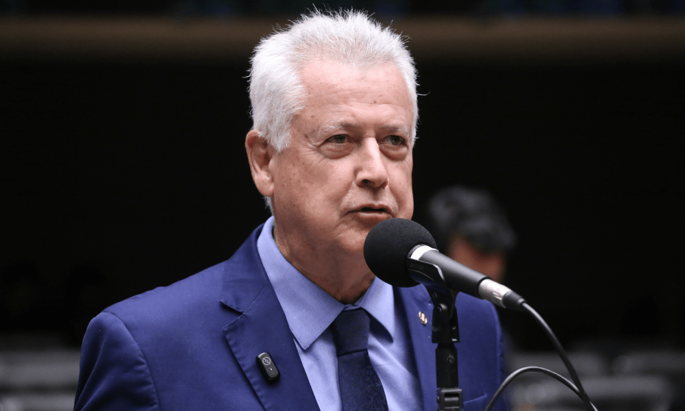 Deputado protocola pedido de CPI do Banco Master