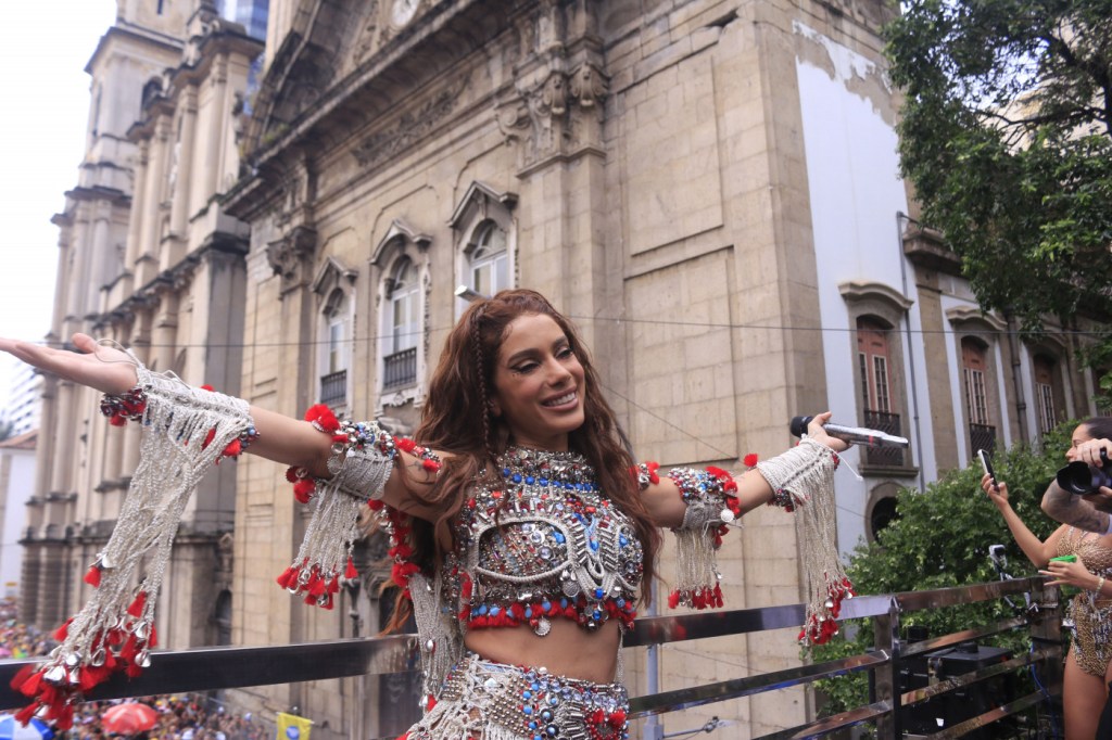 Bloco da Anitta reúne multidão e famosos no centro do RJ
