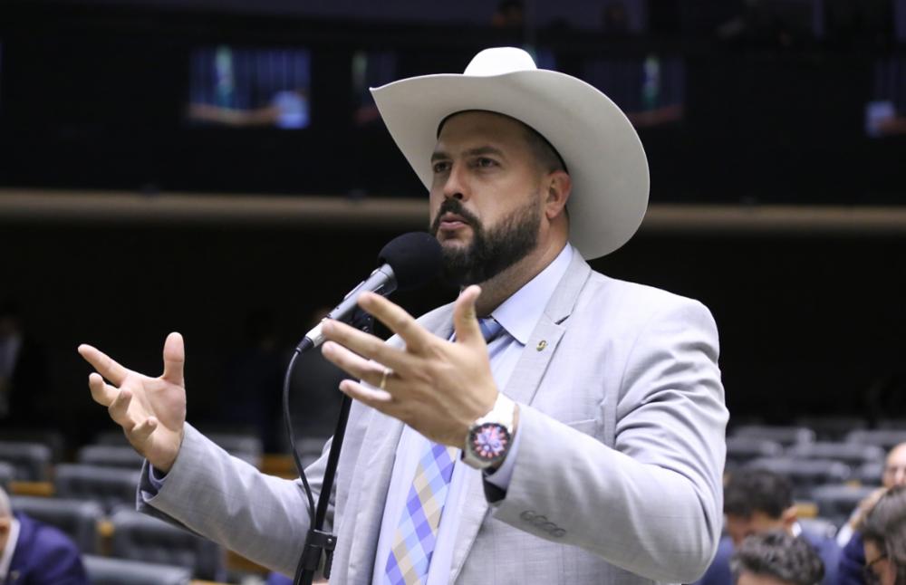 Deputado propõe projeto que veta seleção brasileira com camisa vermelha ou outras cores fora da bandeira