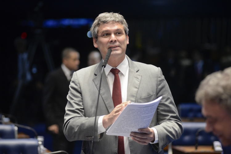 Lindbergh aciona TSE contra Flávio Bolsonaro por propaganda antecipada