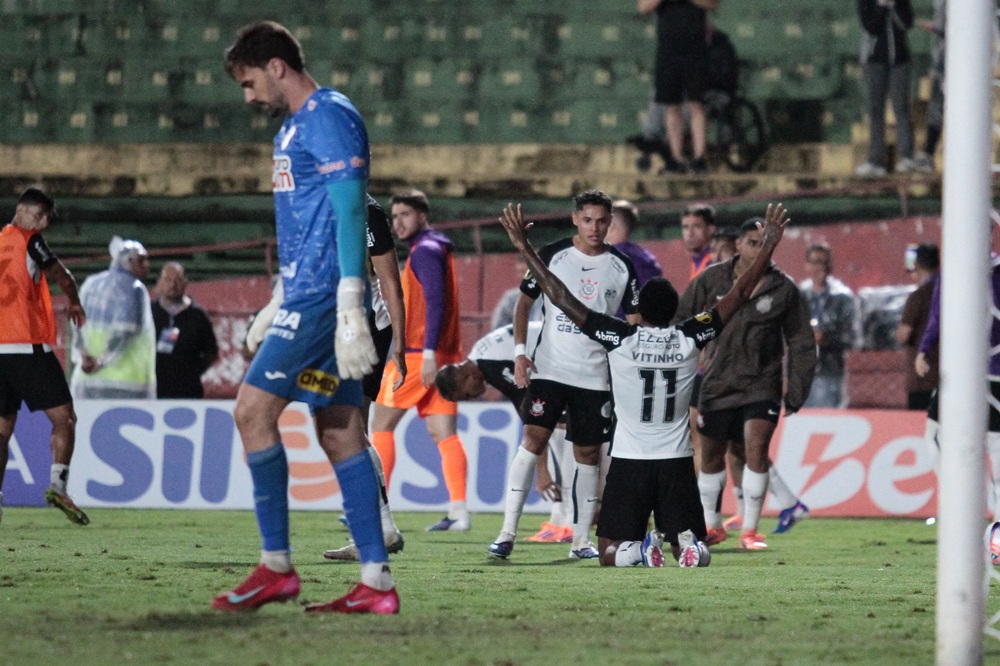 Corinthians briga, empata no final e elimina Portuguesa nos pênaltis