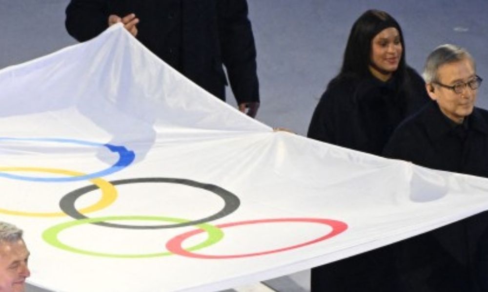 Rebeca Andrade carrega bandeira olímpica na abertura dos Jogos de Inverno