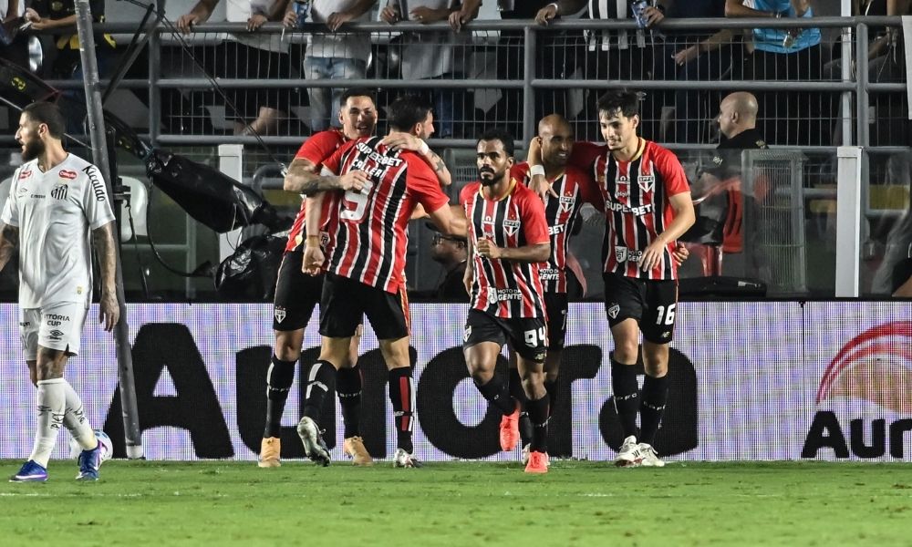 Santos sai na frente, não segura o resultado, deixa São Paulo empatar e vê crise aumentar