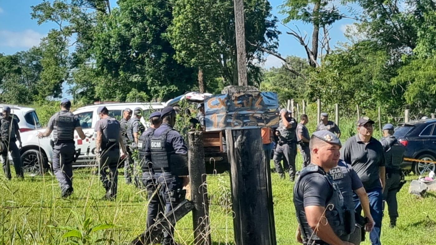Bandidos atacam viaturas da PM com fuzis e são presos após perseguição em SP