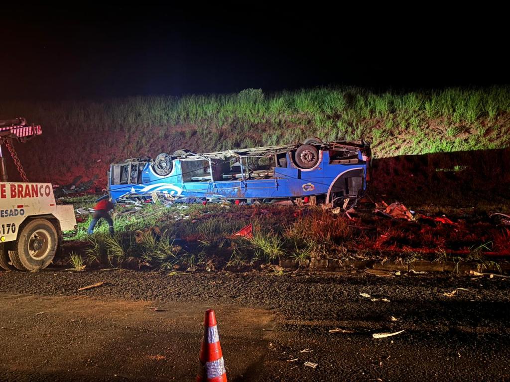 Ônibus capota na BR-153, e seis pessoas morrem no interior de São Paulo