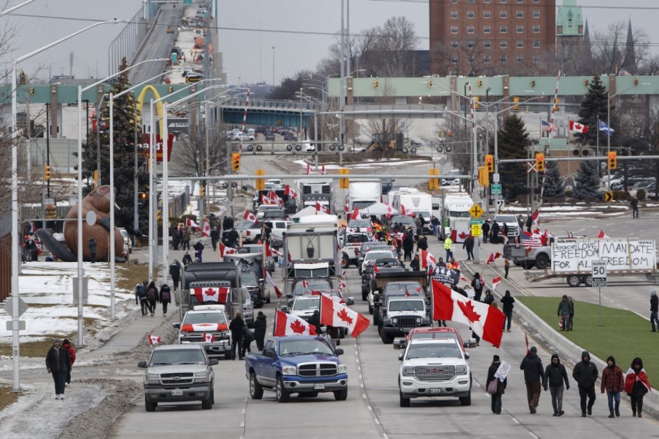 Passagem Ambassador, na fronteira entre Canadá e Estados Unidos, está bloqueada por comboio de caminhoneiros