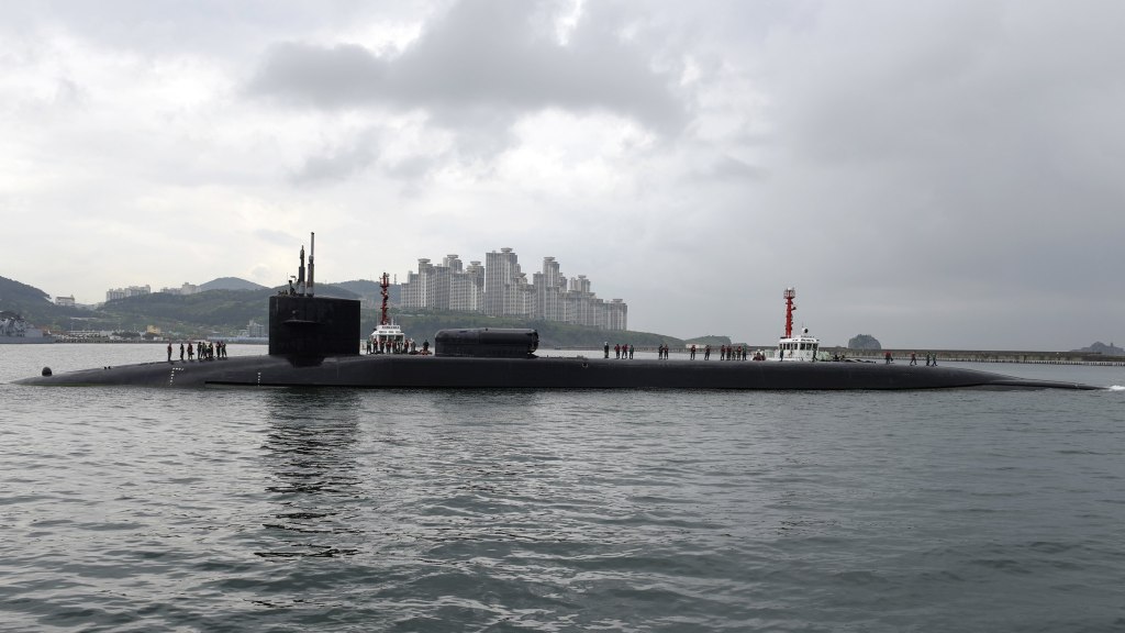 EUA afundam navio de guerra do Irã no Sri Lanka e deixam mais de 80 mortos