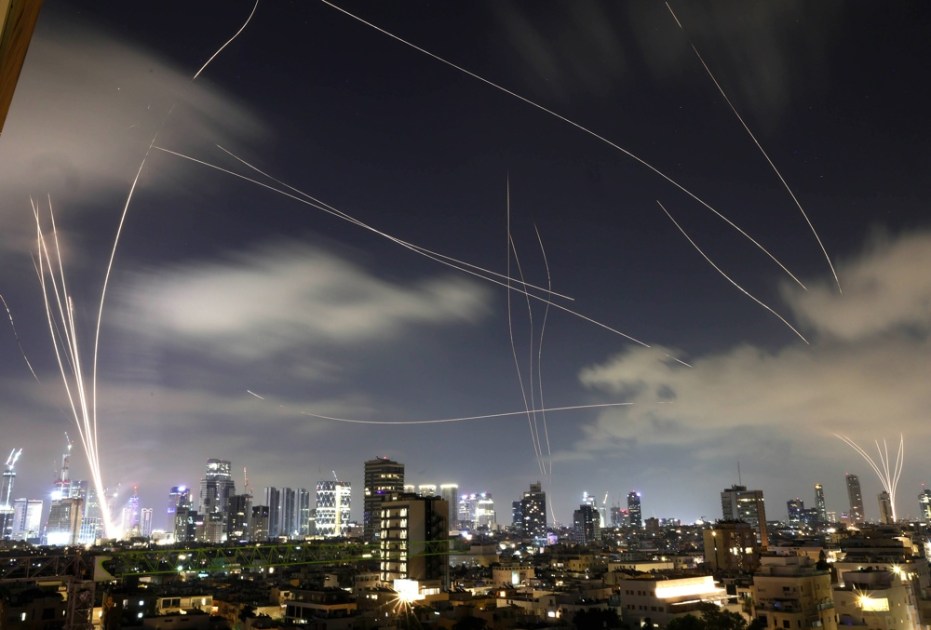 Vista do sistema de defesa israelense Domo de Ferro interceptando mísseis iranianos sobre Tel Aviv
