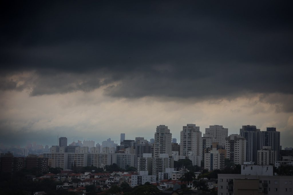 Chuvas provocam duas mortes em SP neste sábado