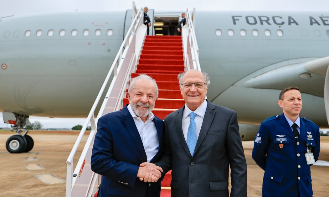 Presidente da República, Luiz Inácio Lula da Silva, e Vice-Presidente da República, Geraldo Alckmin, durante partida para Johanesburgo. Base Aérea de Brasília – Brasília (DF) Foto: Ricardo Stuckert / PR