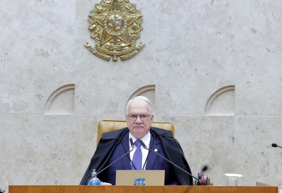 Ministro Edson Fachin preside a sessão plenária do STF