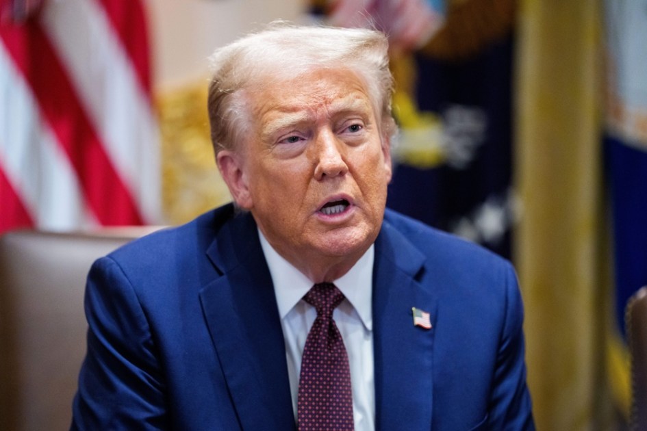 Donald Trump participa de uma reunião de gabinete na Sala do Gabinete da Casa Branca em Washington