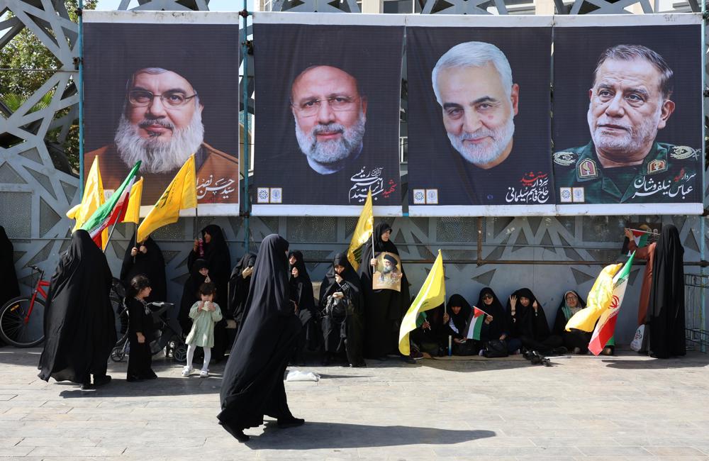 Após Khamenei, o medo racha e abre espaço para as mulheres