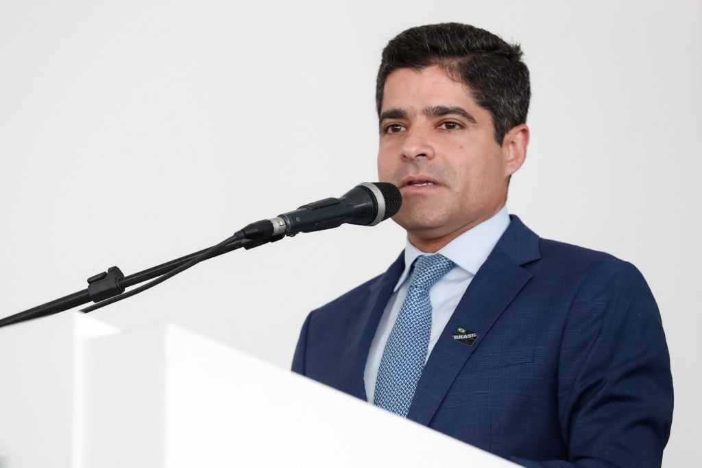 ACM Neto se coloca à disposição para explicar dinheiro recebido do Banco Master