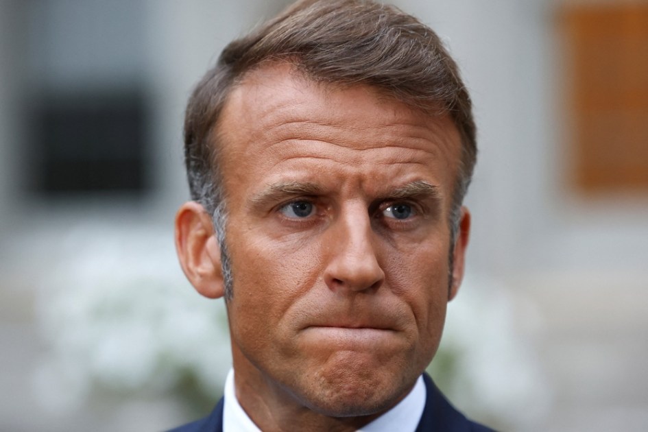 O presidente francês Emmanuel Macron observa enquanto fala com a imprensa após reunião com o presidente dos EUA, Donald Trump
